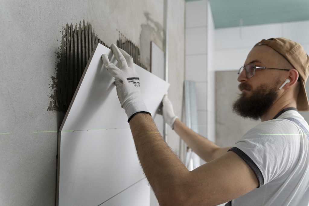 Tadilat Hizmeti Nedir? Aşamaları, Önemi ve Profesyonel Yaklaşım 6 tiler working renovation apartment